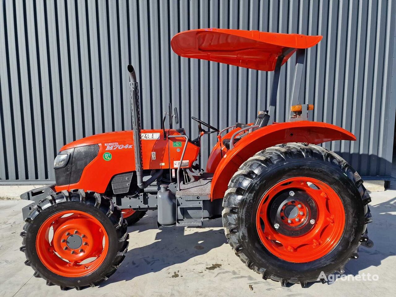 Kubota M704K - 4-Wheel Drive Tractor - 2016 tractor de ruedas